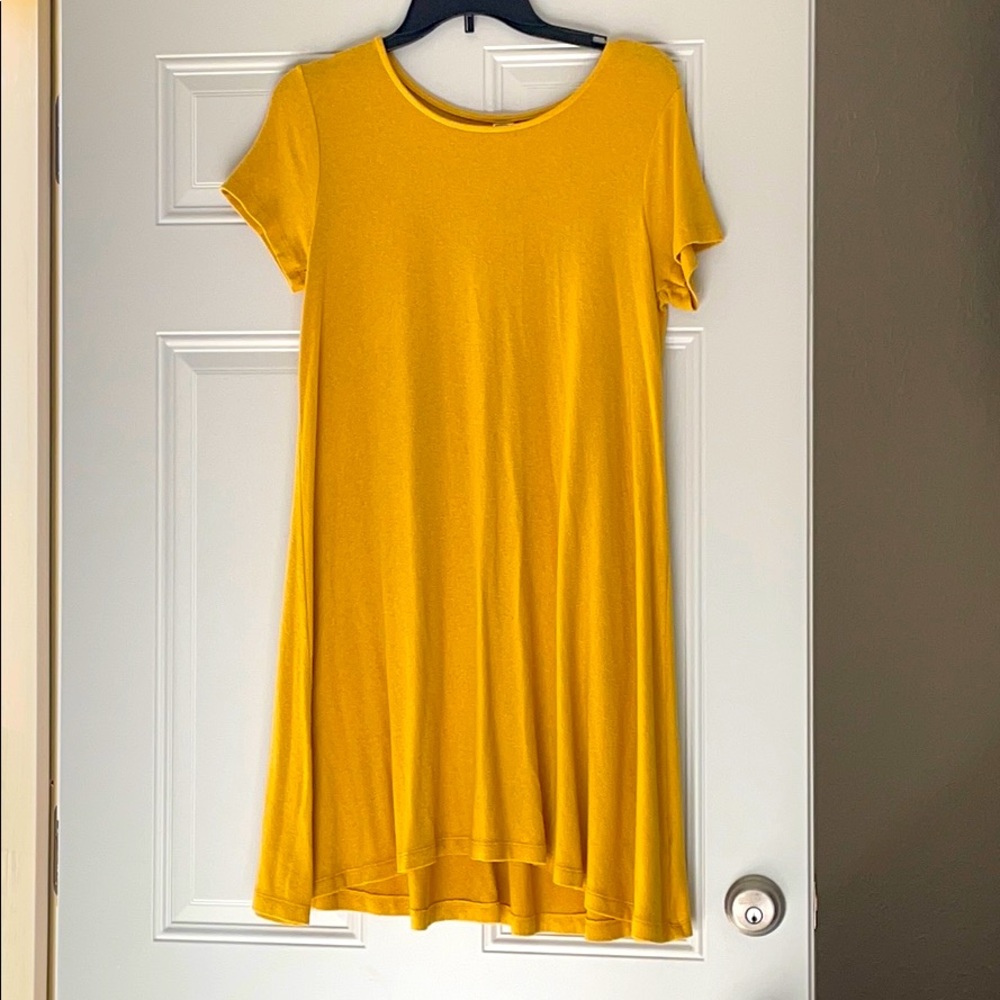 Yellow short sleeve dress.